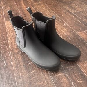 Hunter Short Black Chelsea Boots - 5.5